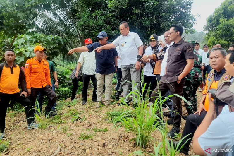 gubernur-gorontalo-pastikan-perbaikan-jalan-rusak-di-paguyaman-pantai