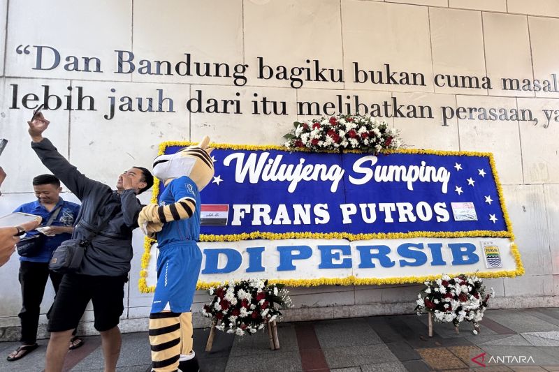 Persib kenalkan bek anyar Frans Putros melalui karangan bunga