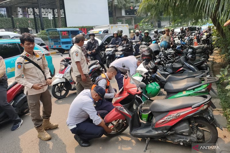 ratusan-motor-yang-diparkir-liar-di-samping-mall-taman-anggrek-dirazia