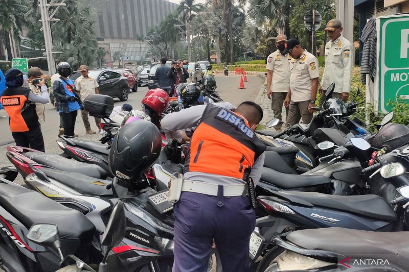jukir-liar-di-samping-mall-taman-anggrek-diberi-peringatan-terakhir