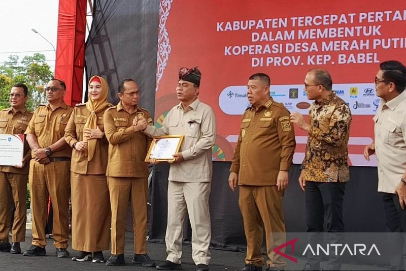 menkop-beri-penghargaan-bentuk-kdmp-tercepat-di-babel