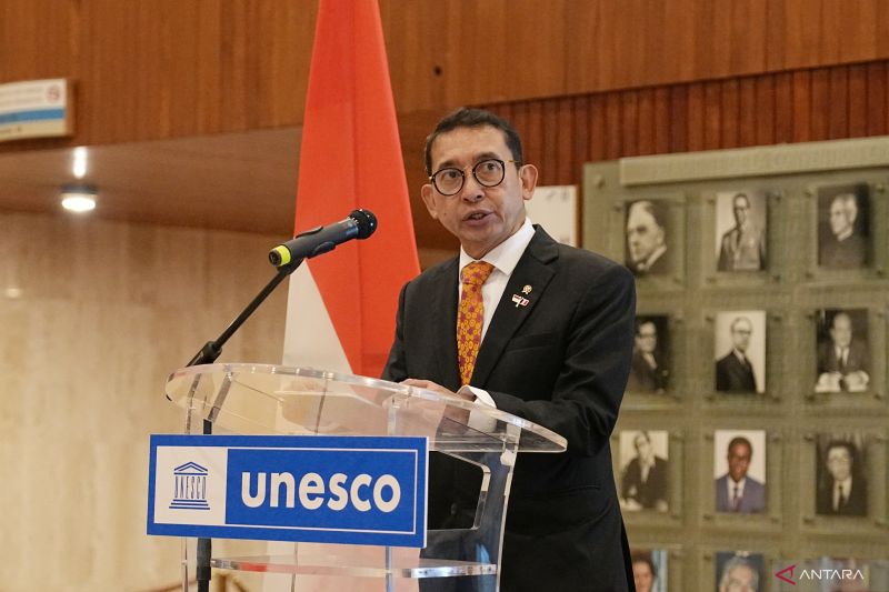 Fadli Zon promosi kekayaan wastra Nusantara kepada UNESCO di Prancis