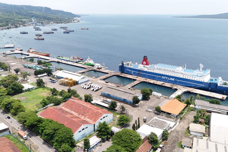 aktivitas-pelabuhan-tanjung-wangi-banyuwangi-berjalan-normal