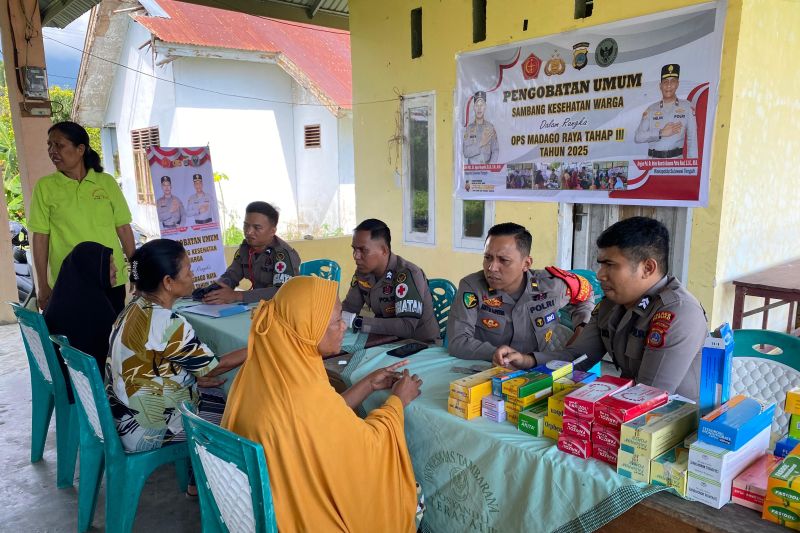 Satgas Madago Raya beri pelayanan kesehatan bagi warga di Poso
