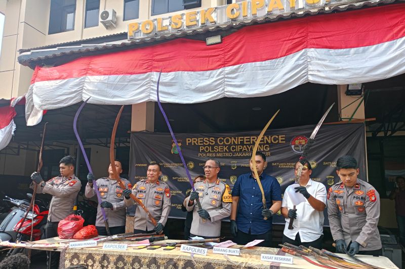 mobil-pribadi-angkut-27-senjata-tajam-untuk-tawuran-di-lubang-buaya