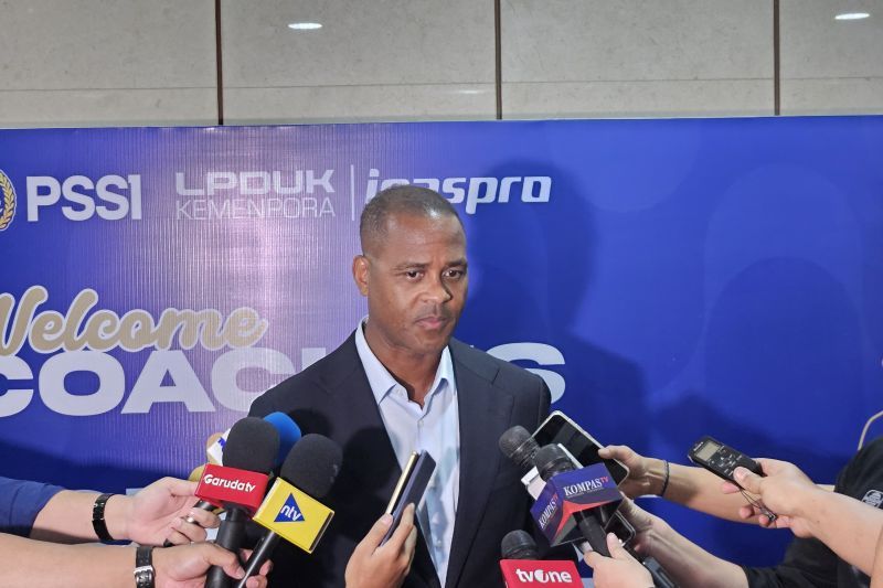 Pelatih timnas Patrick Kluivert kecewa atas cedera Ole Romeny