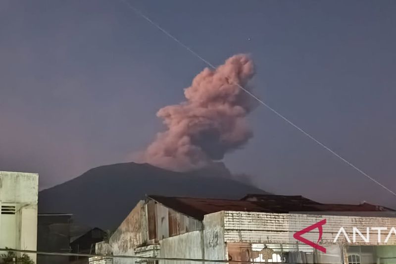 Erupsi, Gunung Marapi lontarkan abu vulkanik setinggi 1 kilometer