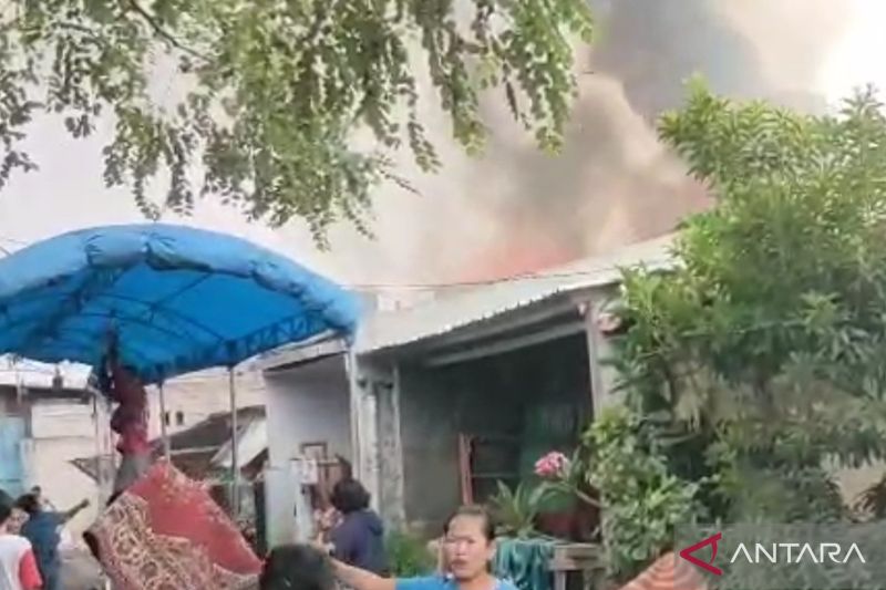 Petugas padamkan kebakaran rumah di Kalideres Jakbar