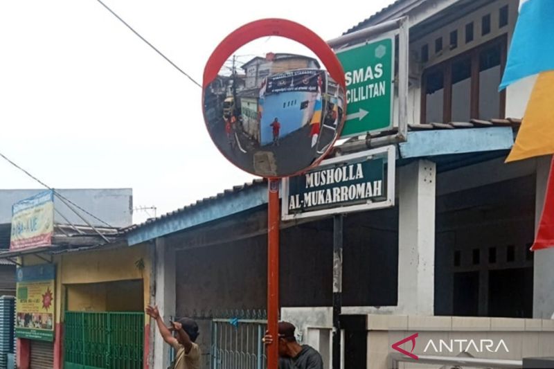 Pemkot Jaktim pasang 400 cermin cembung untuk cegah kecelakaan
