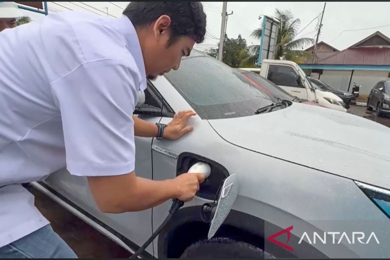 pln-pasang-spklu-tiang-pertama-di-sumbar-berkapasitas-tujuh-kw