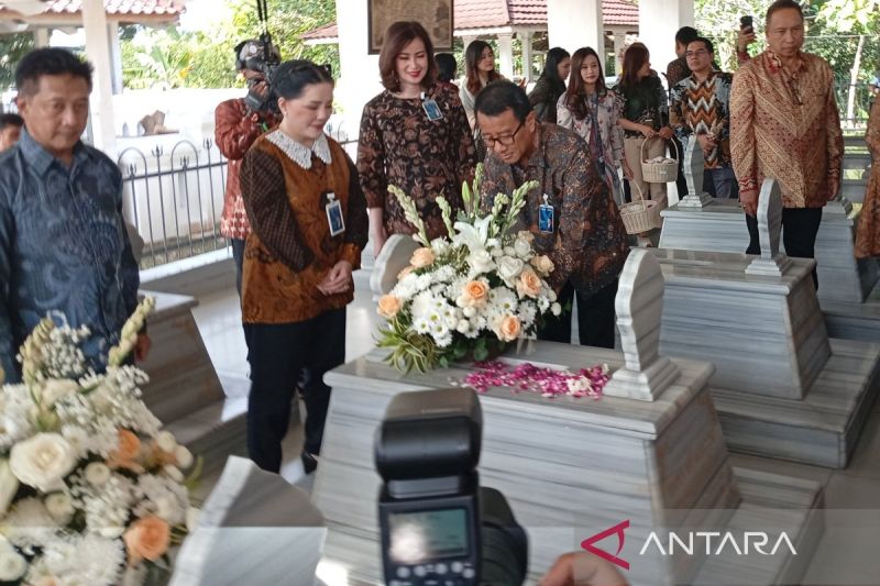 BNI ziarah dan tabur bunga untuk kenang jasa Margono Djojohadikusumo