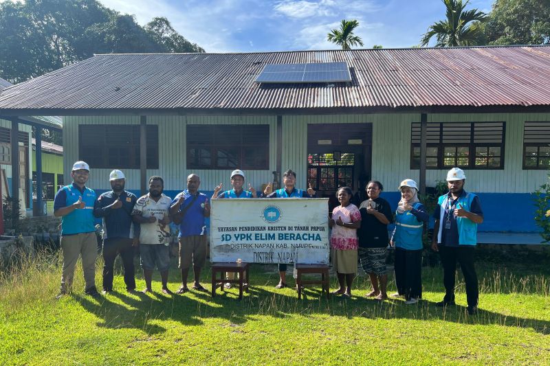 pln-pasang-plts-mikro-super-sun-di-sekolah-sekolah-di-papua-tengah