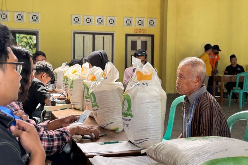 bulog-yogyakarta-salurkan-bantuan-pangan-beras-di-minggir-sleman