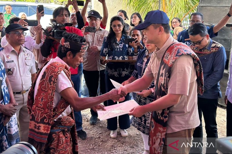 mentrans-serahkan-400-shm-kepada-200-transmigran-di-sumba-timur
