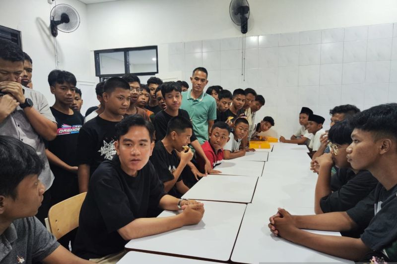 Wapres Gibran jelaskan alasan malam-malam sambangi Sekolah Rakyat