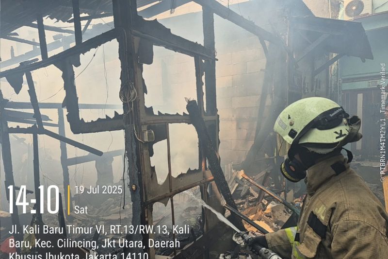 Akibat korsleting listrik, satu rumah di Cilincing hangus terbakar