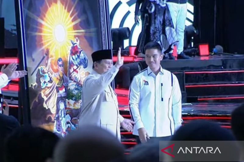 Prabowo terima cenderamata lukisan karya Lugas Syllabus di Kongres PSI
