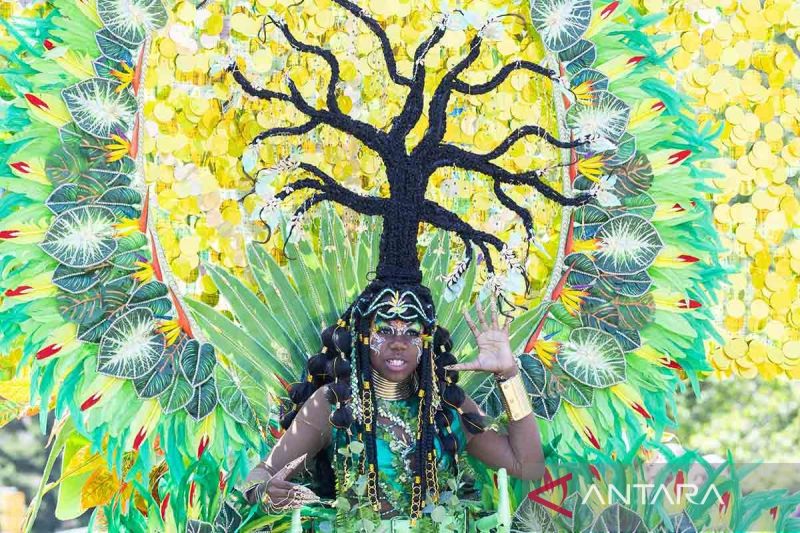 Warna-warni parade karnaval junior pada Karnaval Karibia Toronto 2025