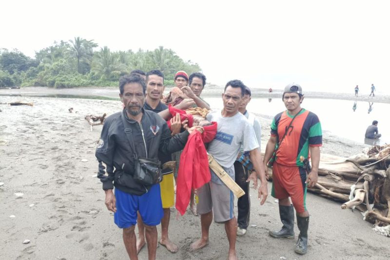 Aparat Polres Bursel bersama warga evakuasi korban diterkam buaya