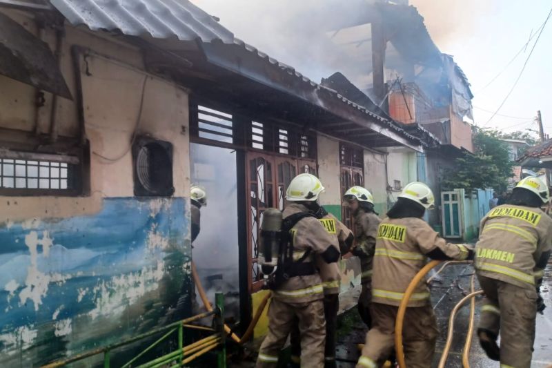 Senin pagi, kebocoran gas picu kebakaran warung makan di Cilincing