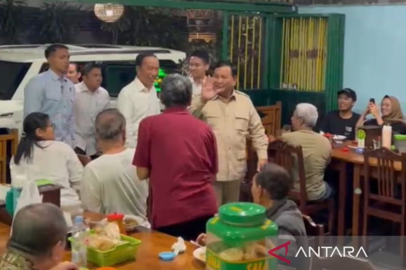 Prabowo, Jokowi, Gibran semeja makan bakmi jawa di Solo