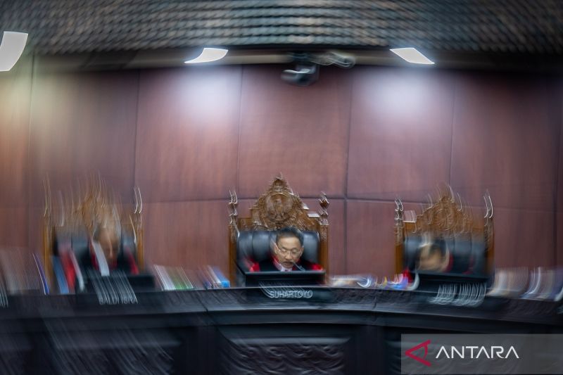 MK: Pimpinan organisasi advokat tak boleh rangkap pejabat negara