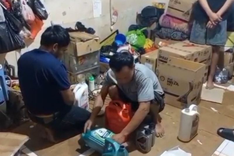 polisi-bekuk-tiga-orang-sindikat-oli-palsu-di-kembangan-jakbar