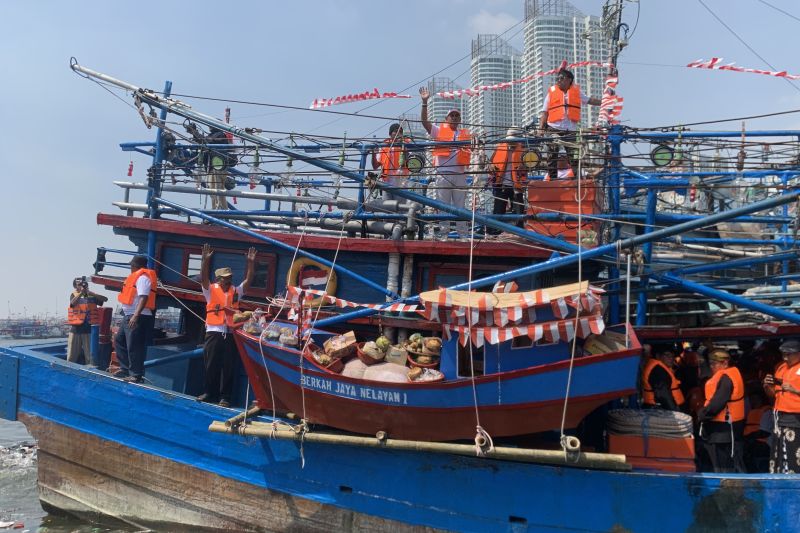 Nelayan Muara Angke larung sesaji ke laut agar tangkapan melimpah