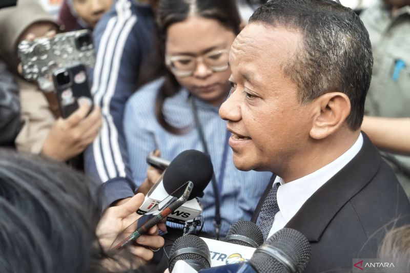 Bahlil ikuti Prabowo sebut Golkar juga "adik-kakak" dengan PDIP