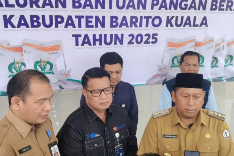 bulog-kalsel-salurkan-bantuan-beras-kepada-13913-penerima-manfaat