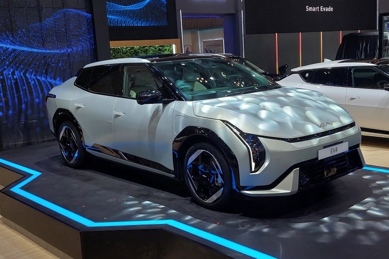 kia-hadirkan-sedan-listrik-terbaru-ev4-di-giias-2025
