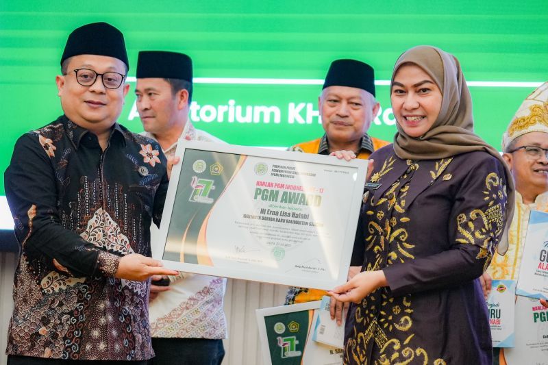 Banjarbaru Mayor Lisa awarded by PGM Indonesia