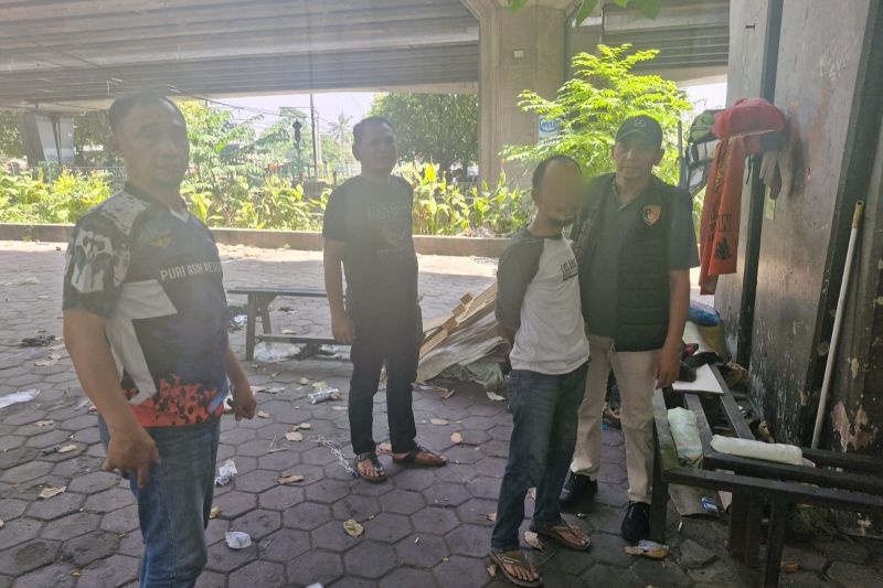 polisi-tangkap-preman-yang-palak-pkl-pakai-sangkur-di-cengkareng