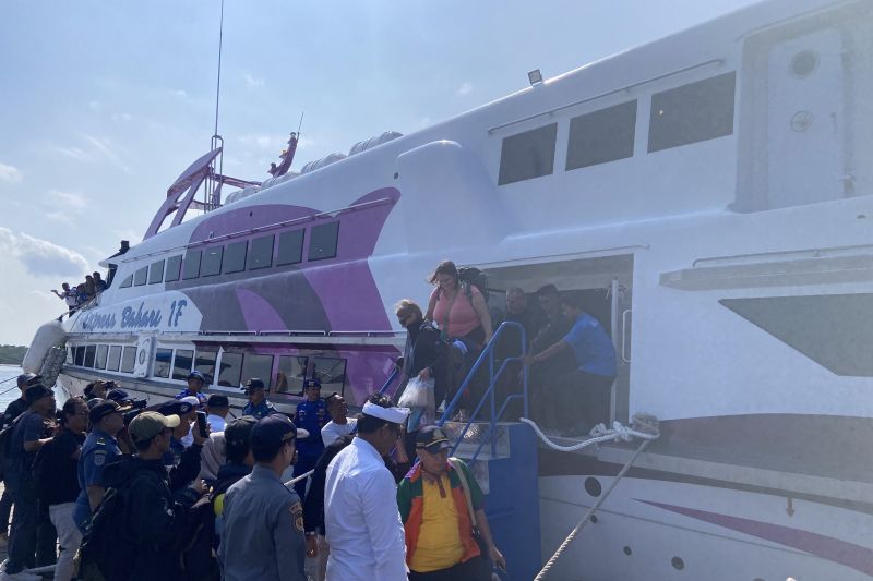 dishub-denpasar-terima-75-penumpang-perdana-kapal-cepat-banyuwangi