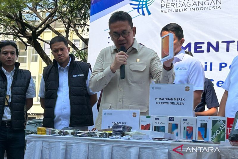 mendag-tutup-pabrik-perakitan-ponsel-ilegal-senilai-rp176-miliar