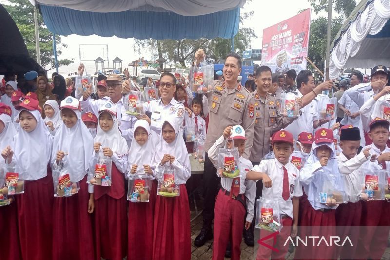 Free healthy meals touch students through "Kopi Manis"