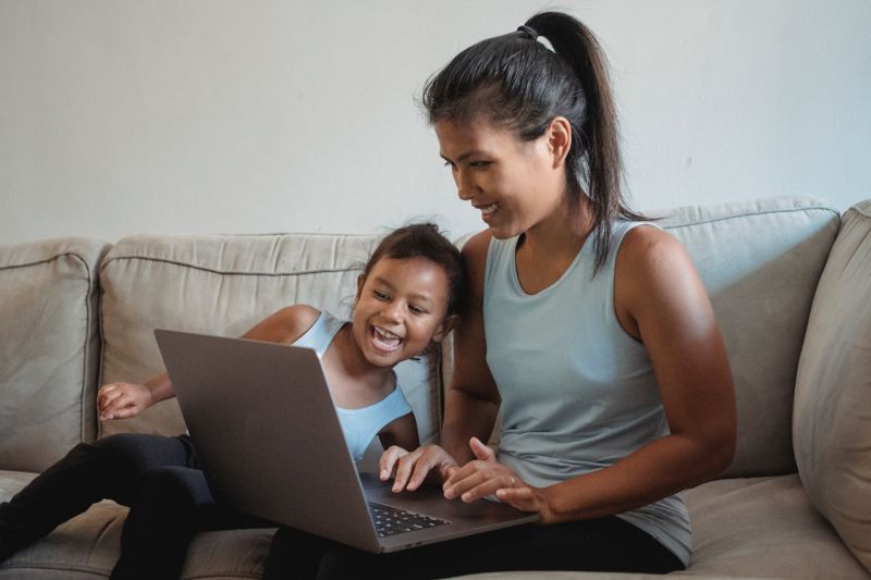 Bentuk pendampingan yang dapat diberikan saat anak sedang screen time