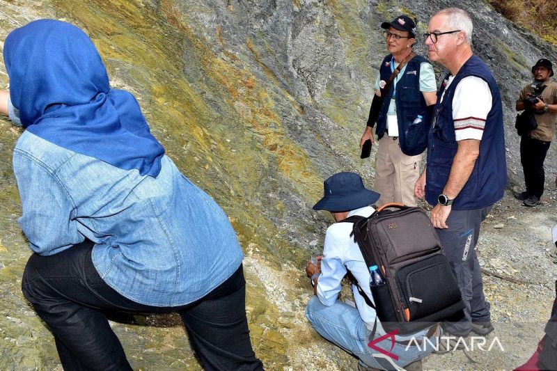 asesor-unesco-geopark-kaldera-terkesan-lihat-peninggalan-gunung-toba