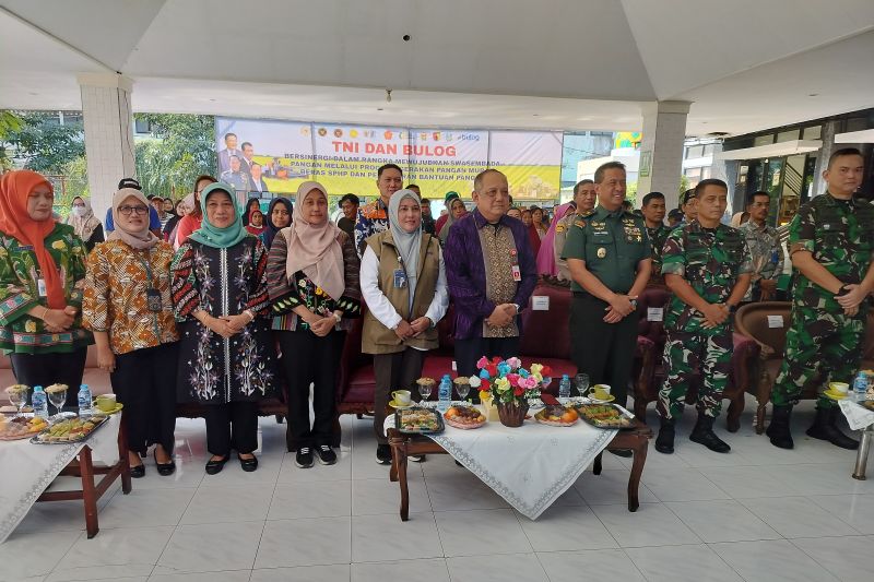 bulog-dan-tni-ad-salurkan-609634-ton-beras-bantuan-pangan-di-jatim