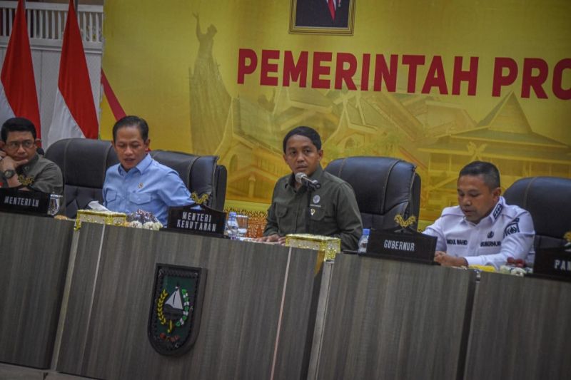 menhut-pastikan-penambahan-sarana-turunkan-jumlah-titik-api-karhutla