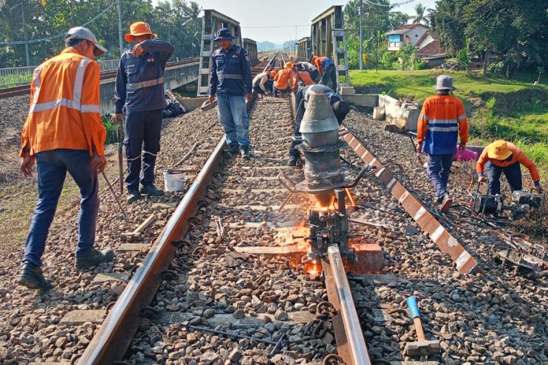 KAI Purwokerto ganti rel di petak jalan Gombong-Karanganyar