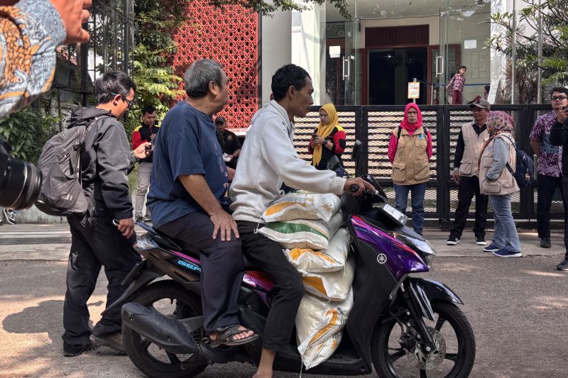 bulog-bandung-salurkan-11600-ton-beras-bantuan-cadangan-pangan