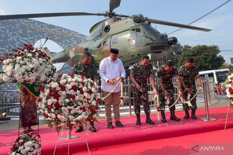 Panglima TNI-Bupati Bogor resmikan monumen helikopter di Cibinong