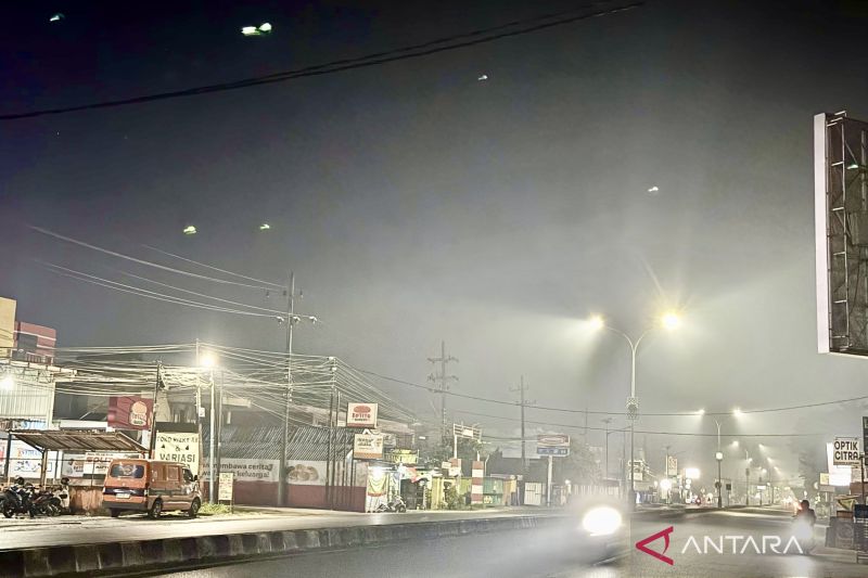 Kabut asap karhutla muncul di Landasan Ulin Banjarbaru Jumat dini hari