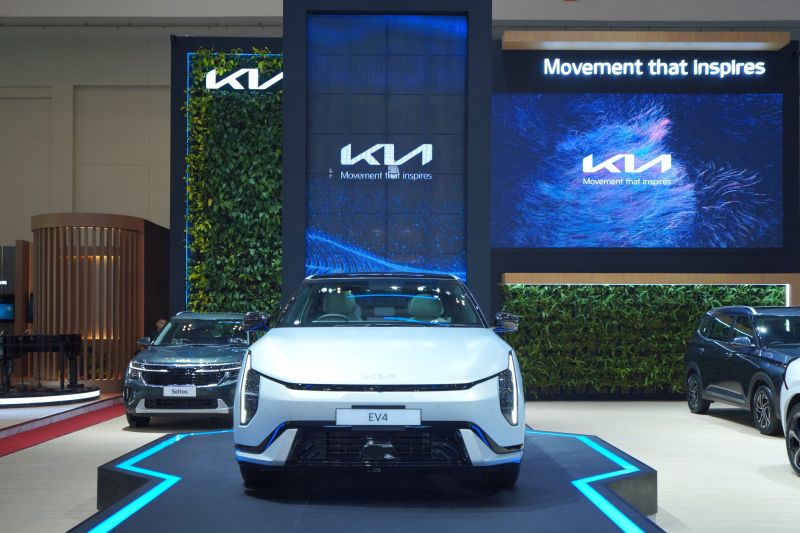 kia-ev4-perdana-muncul-ke-publik-di-giias-2025