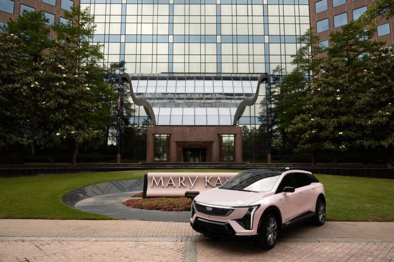 Cadillac Merah Muda Ikonis Mary Kay Menjadi Mobil Listrik dengan All-New OPTIQ