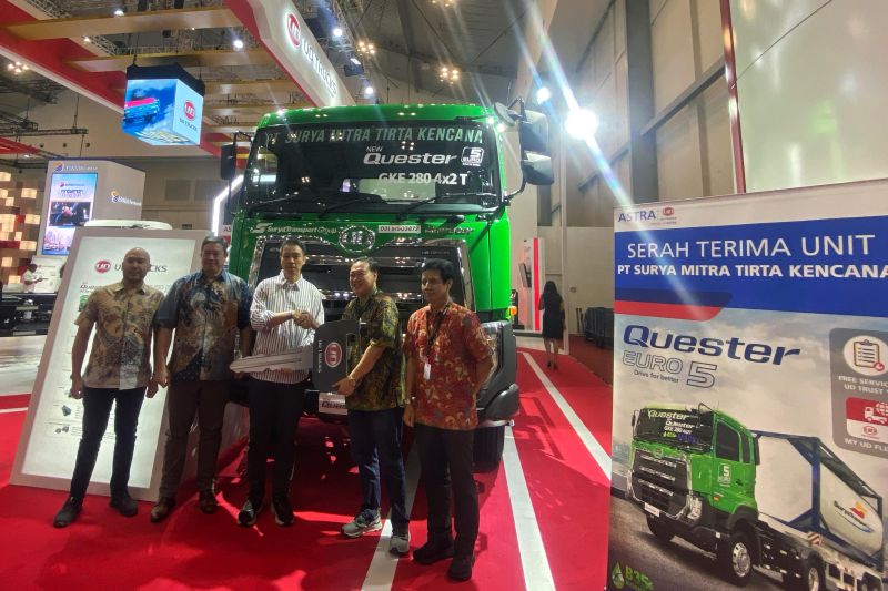 astra-ud-truck-resmi-serahkan-unit-quester-gke-280-euro-5-ke-pt-smtk