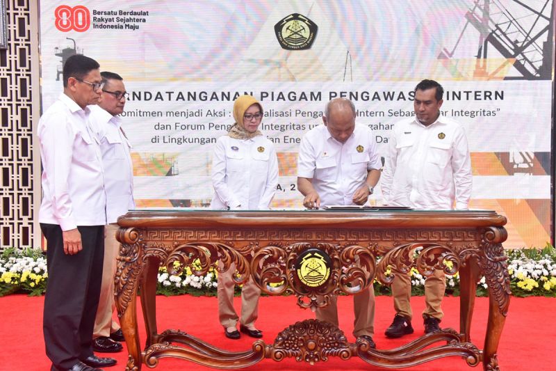 pimpinan-kementerian-esdm-tanda-tangani-internal-audit-charter