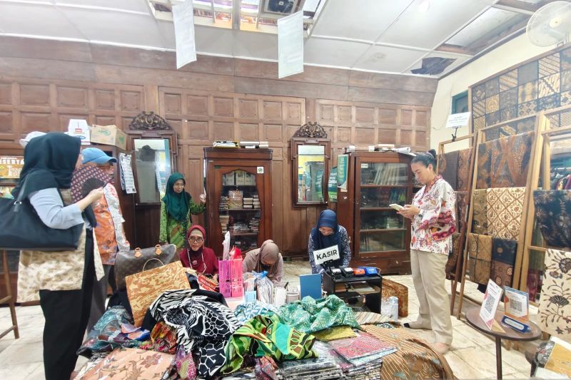 komisi-vii-dpr-kunjungi-kampung-batik-laweyan-surakarta
