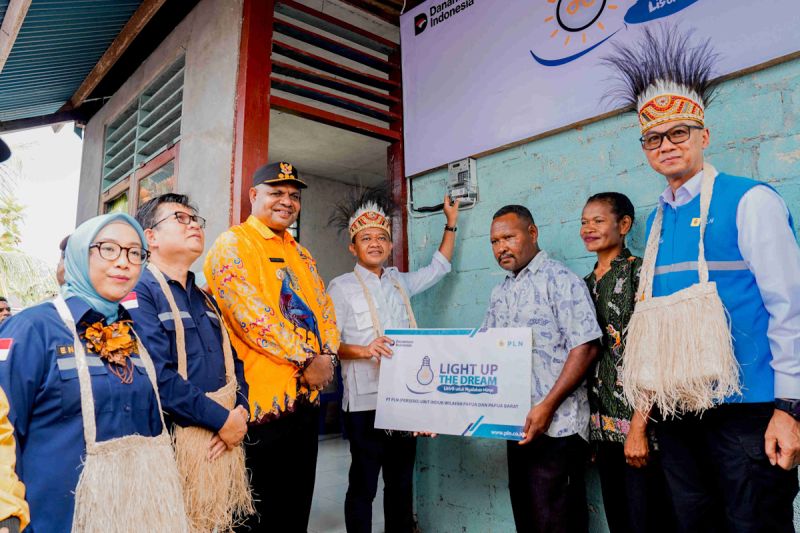 menteri-bahlil-pastikan-listrik-menyala-hingga-pedalaman-papua